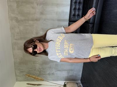 Sarı Yazılı , Gri T-shirt