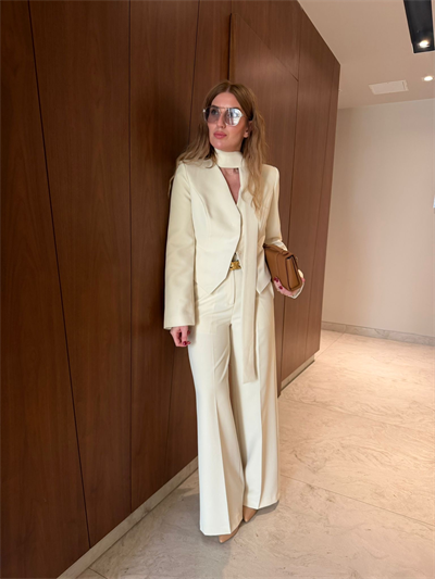 Gizli Düğmeli , Fularlı , Ekru Blazer Ceket