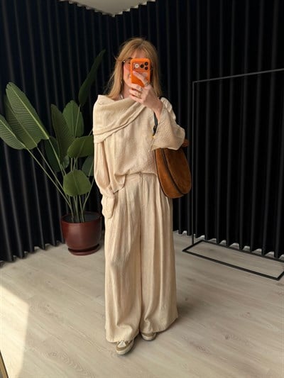 Orijinal Model , Özel Jakarlı Kumaş , Bej , Kayık Yaka Takım 