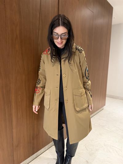 Orijinal Model , Omuz ve Kolları Nakışlı , Camel Trençlot