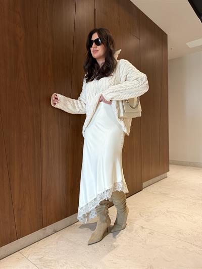 Etek Ucu Dantelli , Asimetrik Kesim , Ekru Saten Etek