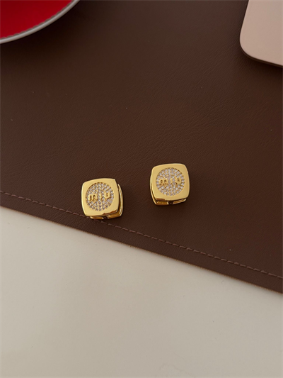 Orijinal Model , Gold Zirkon Taşlı Kare Yazılı Küpe