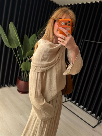 Orijinal Model , Özel Jakarlı Kumaş , Bej , Kayık Yaka Takım 