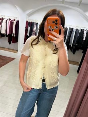 İnci Düğmeli , Önü İşlemeli , Ekru Triko Yelek