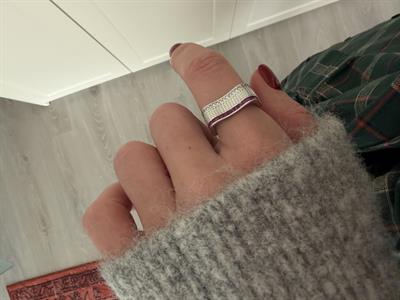 Sıralı Zirkon & Kırmızı Taşlı , Dalga Efektli Beyaz Yüzük