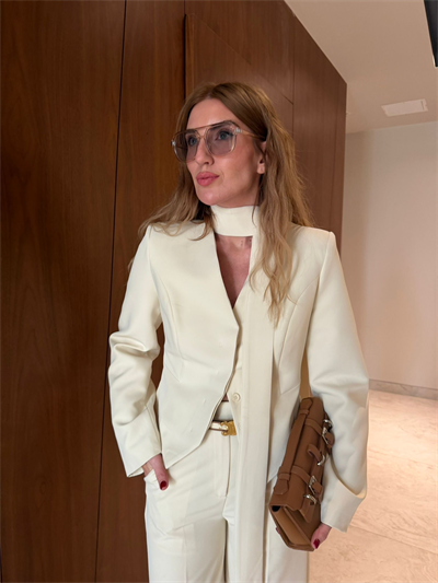 Gizli Düğmeli , Fularlı , Ekru Blazer Ceket