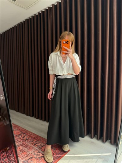 Fular Aksesuarlı , Siyah Etek