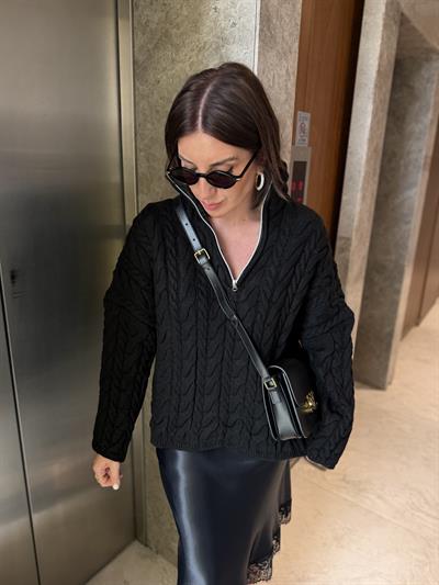 Yarım Fermuarlı , Saç Örgülü , Dik Yaka Siyah Triko