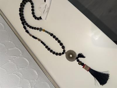 Metal Aksesuarlı ,, Siyah Boncuklu Kolye