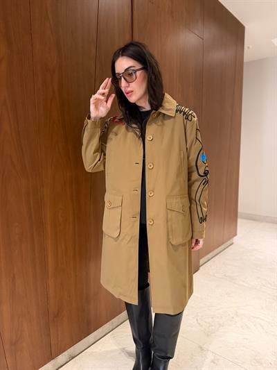 Orijinal Model , Omuz ve Kolları Nakışlı , Camel Trençlot