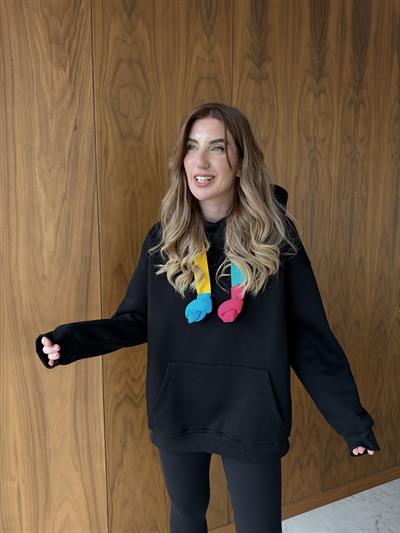 Renkli Bağcıklı , Siyah Sweatshirt