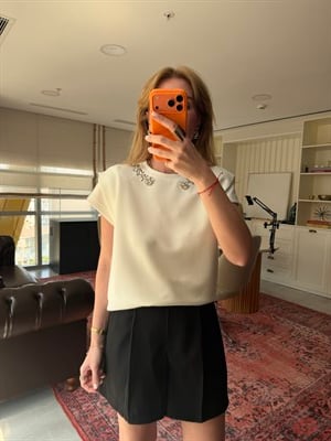 Orijinal Marka , Yakası Taşlı , Vatkalı Beyaz Modal T-shirt