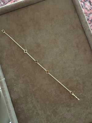Yonca Model, Taşlı Gold Bileklik