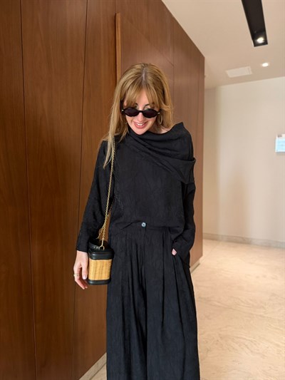 Orijinal Model , Özel Jakarlı Kumaş , Siyah , Kayık Yaka Takım 