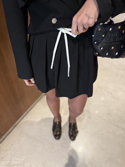 Beyaz Bağcıklı , Siyah Şort Etek
