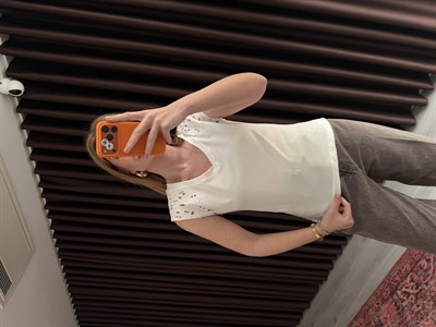 Fisto Detaylı , V Yaka , Beyaz T-shirt