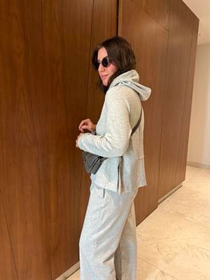 Kapüşonlu , Yanı Yırtmaçlı , Gri Eşofman Takımı