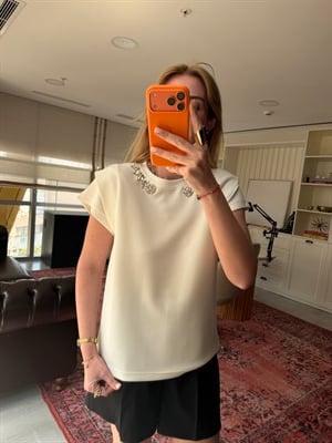 Orijinal Marka , Yakası Taşlı , Vatkalı Beyaz Modal T-shirt
