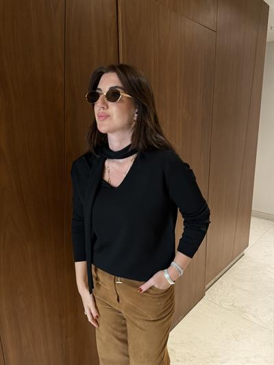 Fularlı , V Yaka , İpek Dokuda , Siyah Triko