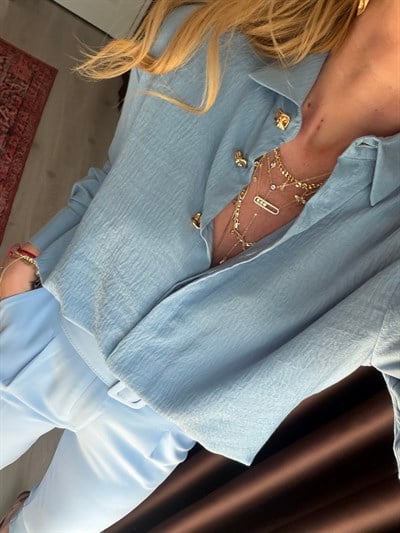 Bebe Mavisi , Gold Düğmeli Gömlek