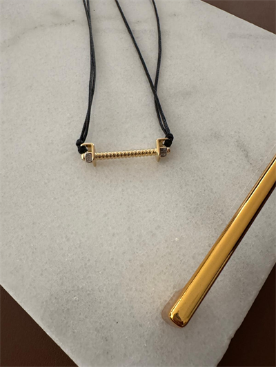 Siyah İpli , Gold Aksesuarlı Kolye