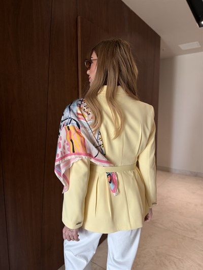 Fularlı, Kemerli, Belden Oturtmalı Sarı Premium Ceket