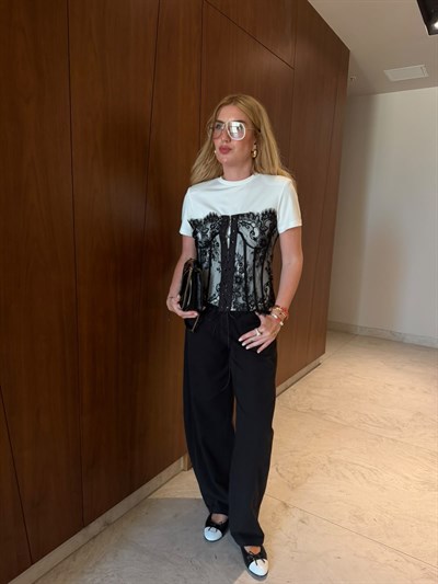 Orijinal Model , Siyah Büstiyer Detaylı , Vatkalı Beyaz Bluz