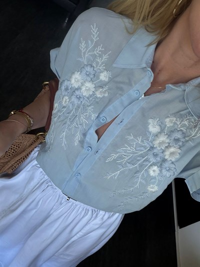 %100 Cotton , Çiçek Nakışlı Bebe Mavisi Gömlek 