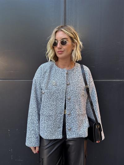 Broşlu Kıvırcık Gri Astarlı Mont