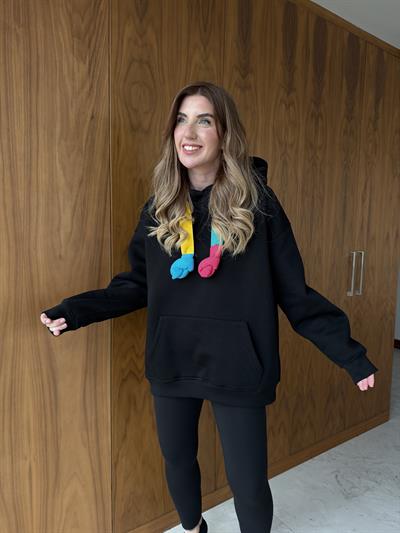 Renkli Bağcıklı , Siyah Sweatshirt
