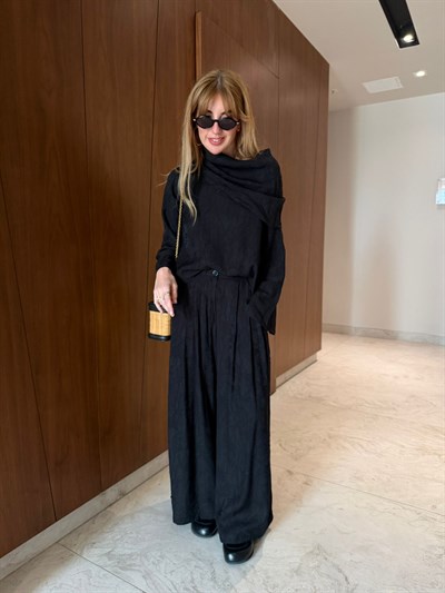 Orijinal Model , Özel Jakarlı Kumaş , Siyah , Kayık Yaka Takım 