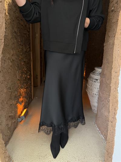 Ucu Dantel Detaylı , Beli Lastikli , Siyah Saten Etek 