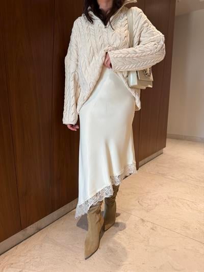 Etek Ucu Dantelli , Asimetrik Kesim , Ekru Saten Etek