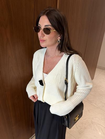 Gül Motif Düğmeli , Ekru Triko Hırka