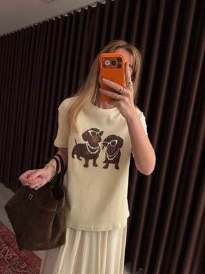 İncili Köpek , Bej T-shirt