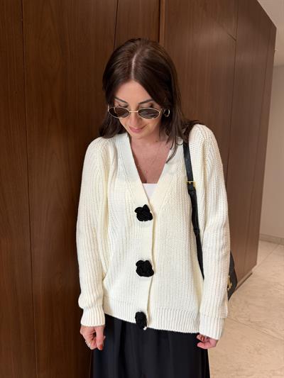 Gül Motif Düğmeli , Ekru Triko Hırka