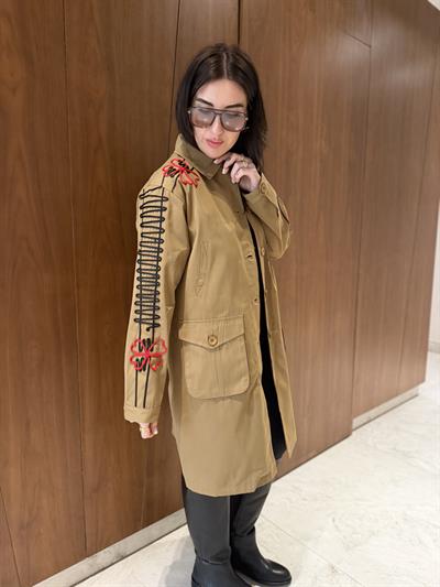 Orijinal Model , Omuz ve Kolları Nakışlı , Camel Trençlot