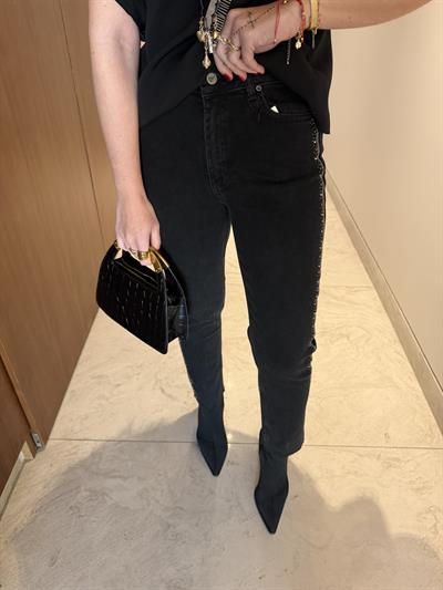 Yanları Zımba & Taş Detaylı , Siyah , Kesik Paça Jean 