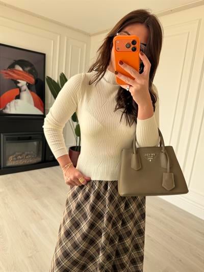 Dik Yaka , Ekru Triko