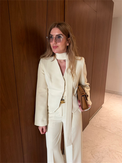 Gizli Düğmeli , Fularlı , Ekru Blazer Ceket