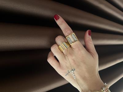 Orijinal Model , Zİrkon Taşlı , Ortası Boş , Asimetrik Kesim , Gold Yüzük