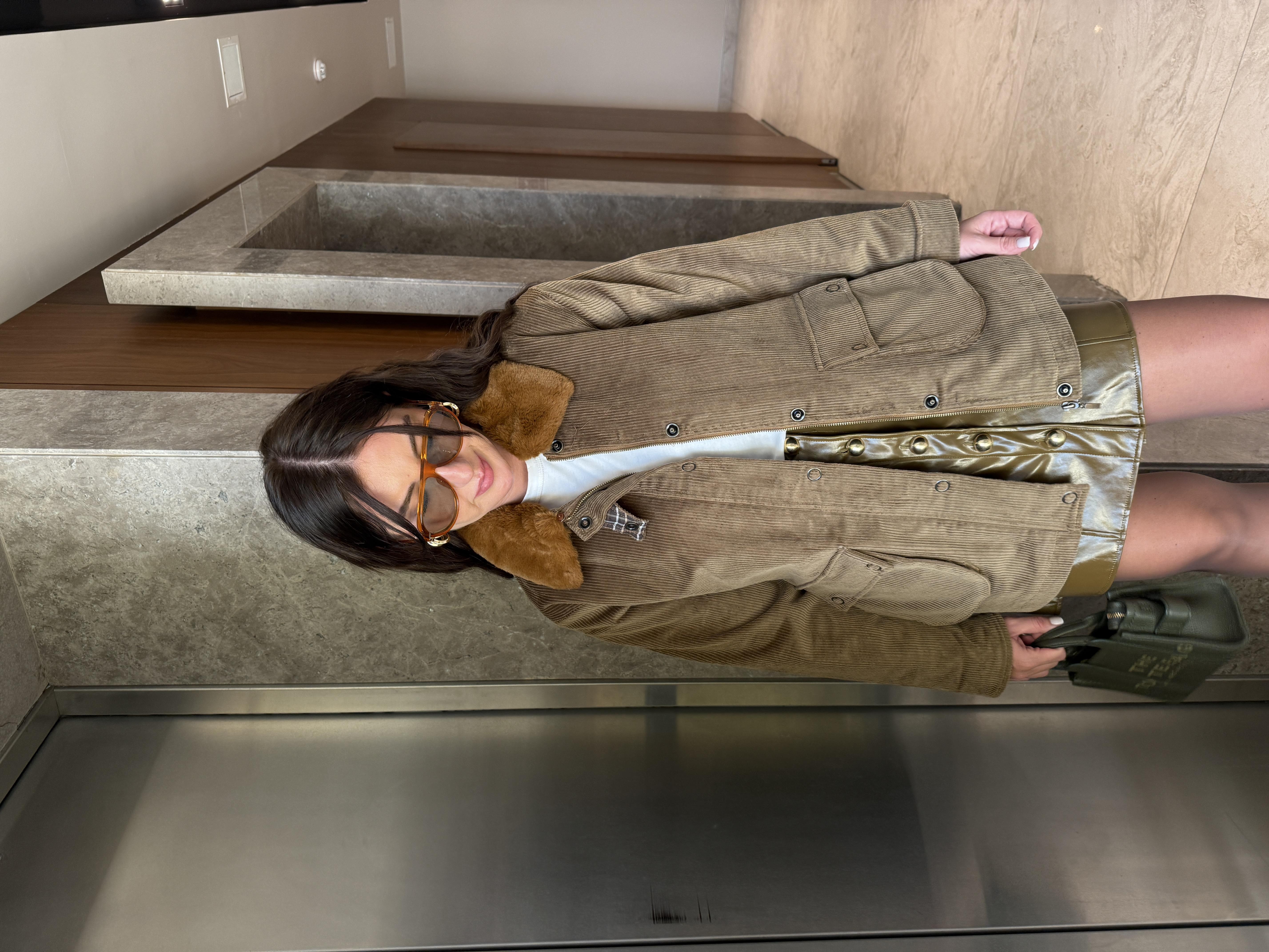 Orijinal Model , Önden Gold Düğmeli , Yağ Yeşili Deri Etek