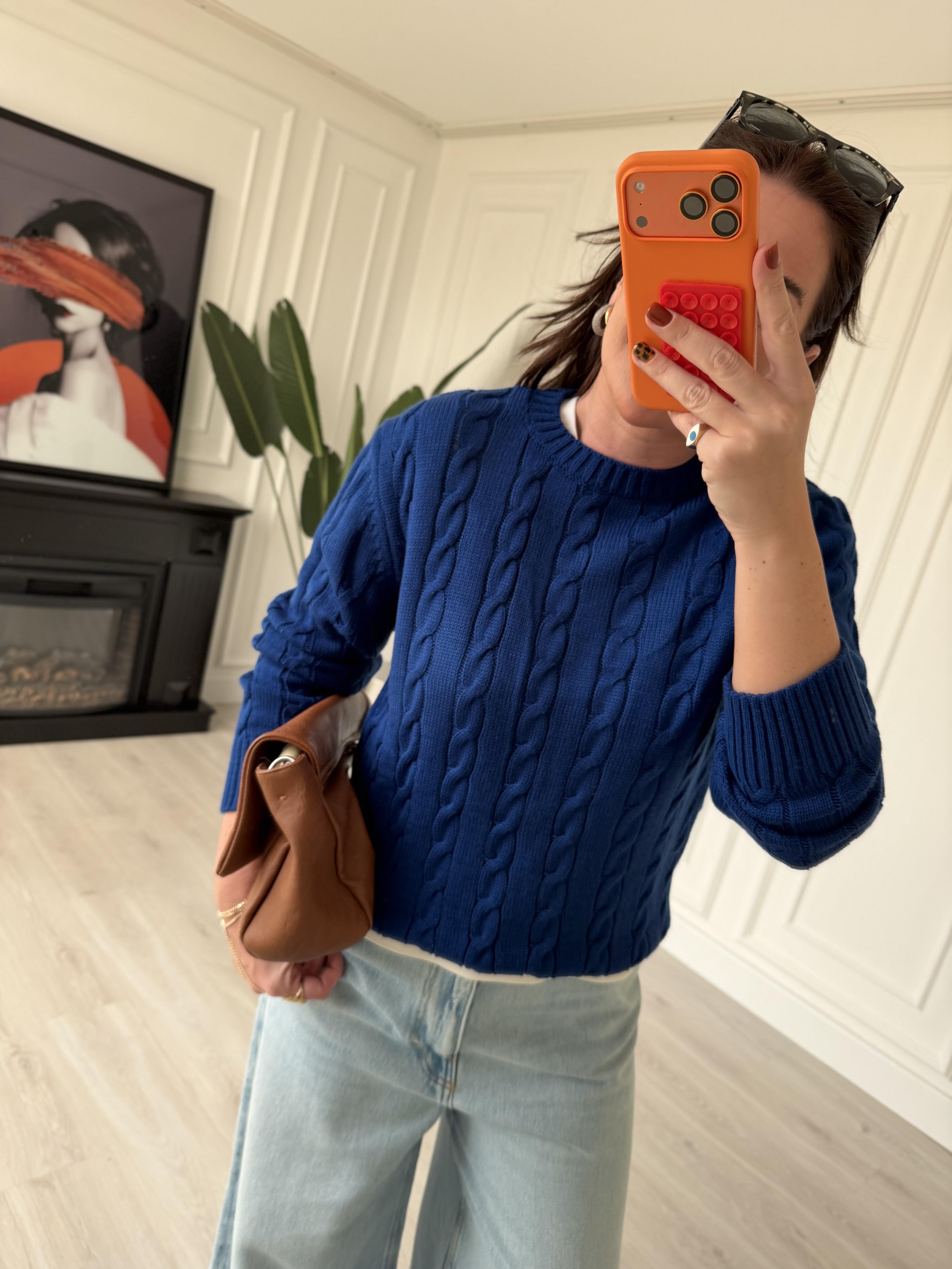 Saç Örgülü , Lacivert Triko