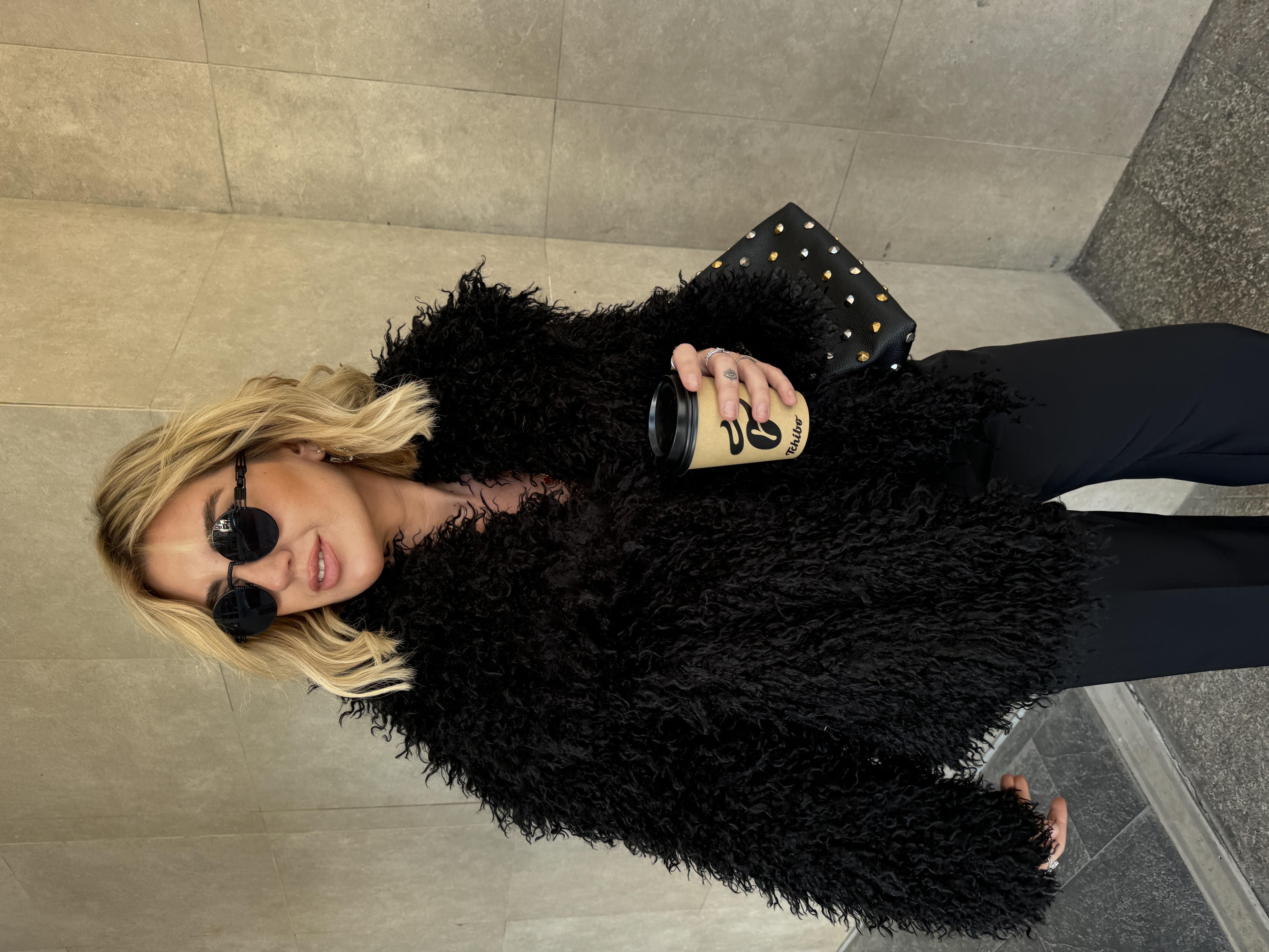 Premium Kalitede Siyah Peluş Kürk