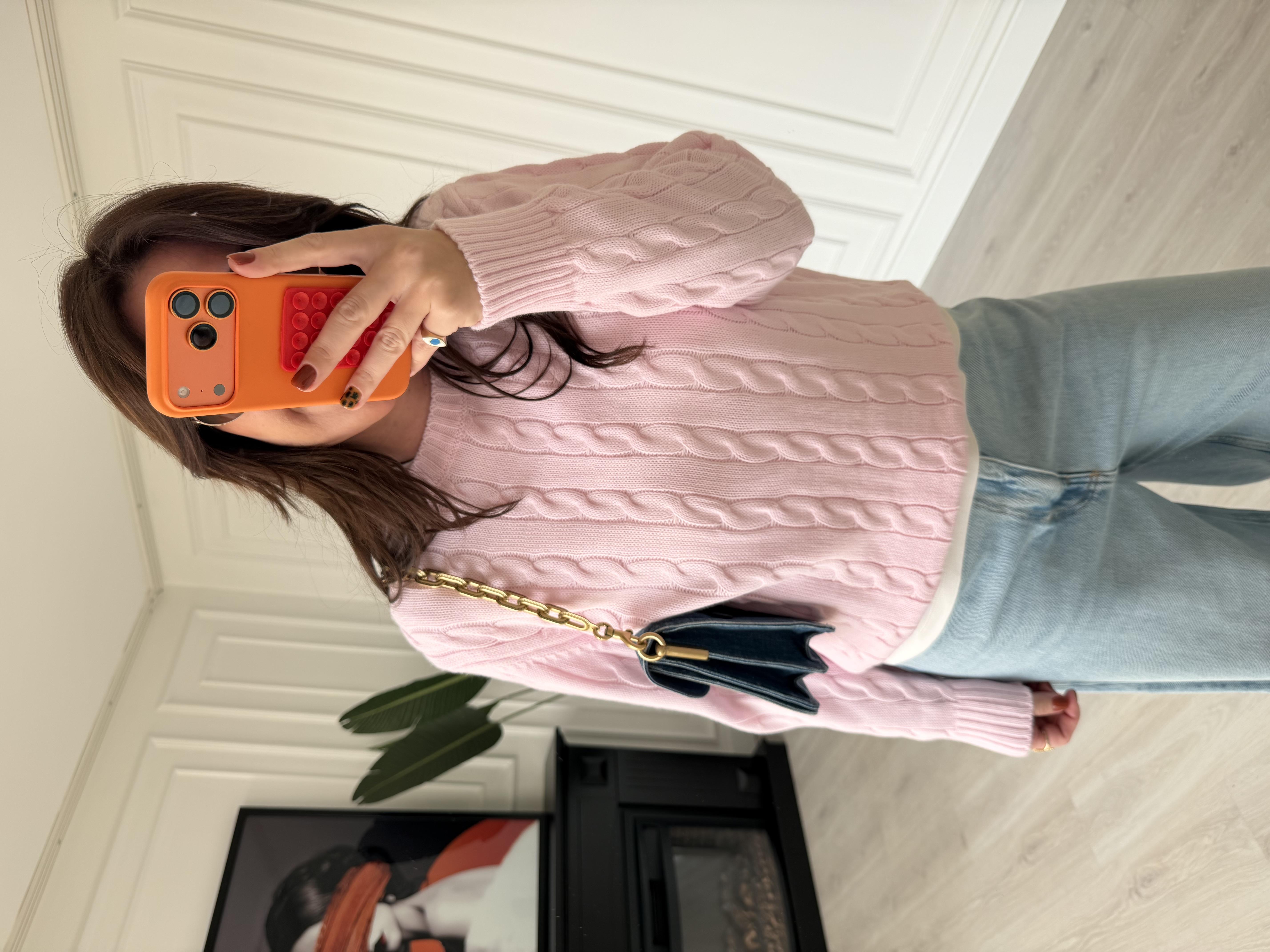 Saç Örgülü , Pembe Triko