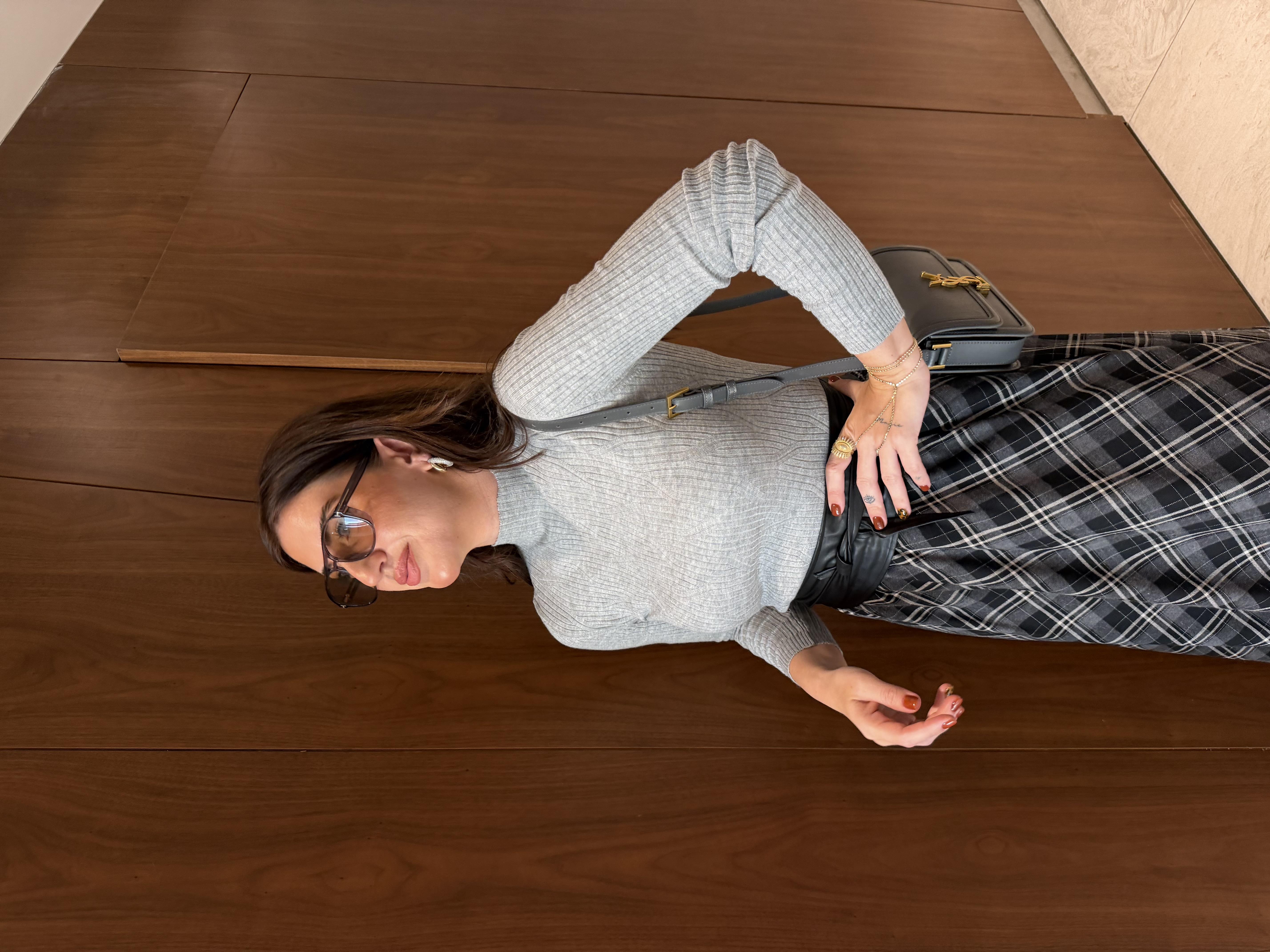 Dik Yaka , Gri Triko