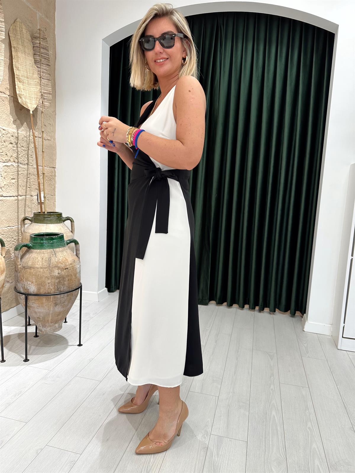 MNG Model Siyah & Beyaz Kruvaze Bağlamalı Uzun Elbise | Begüm Mayda Boutique