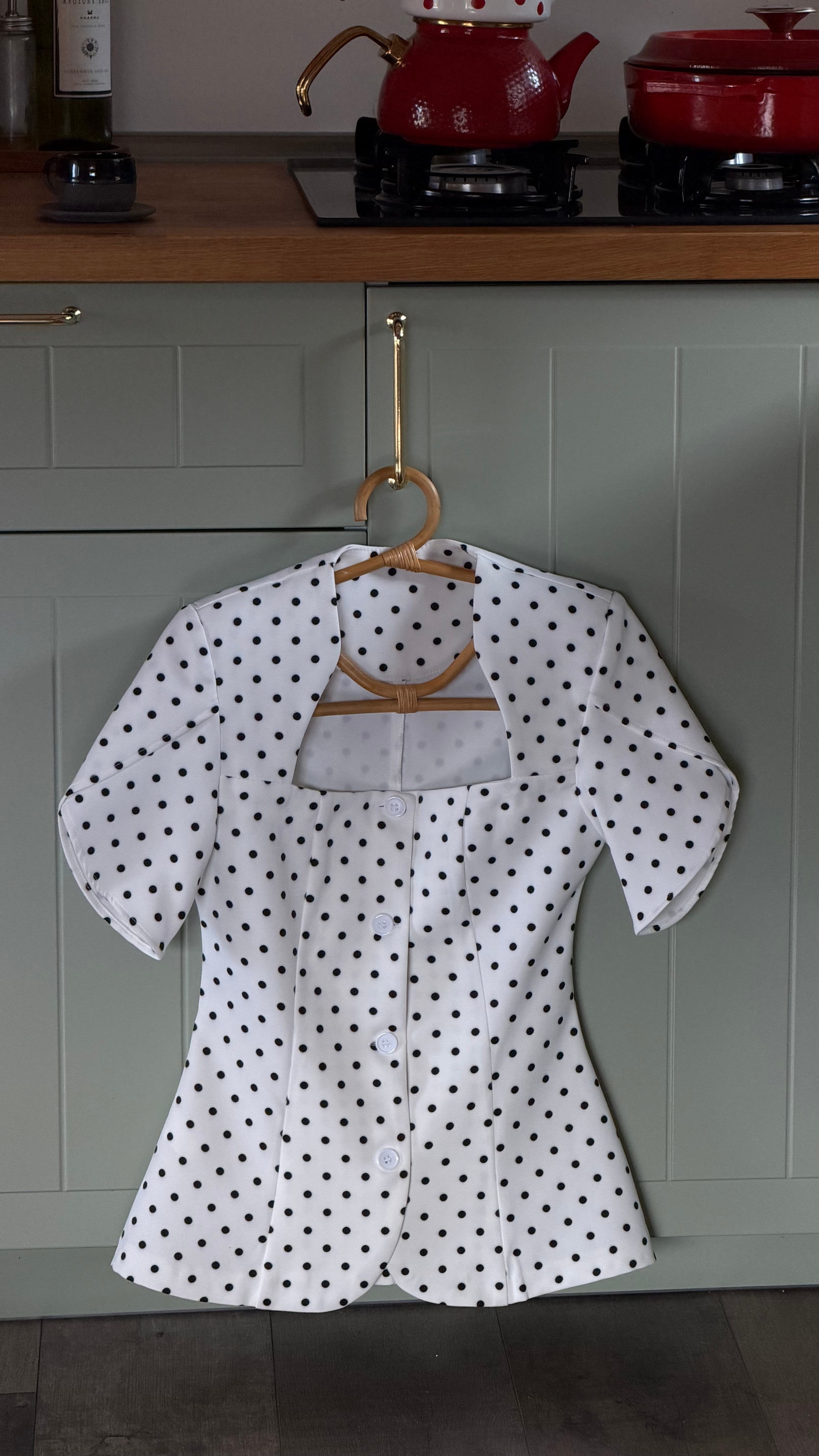 BEYAZ PUANTİYELİ VATKALI KARE YAKA BLUZ