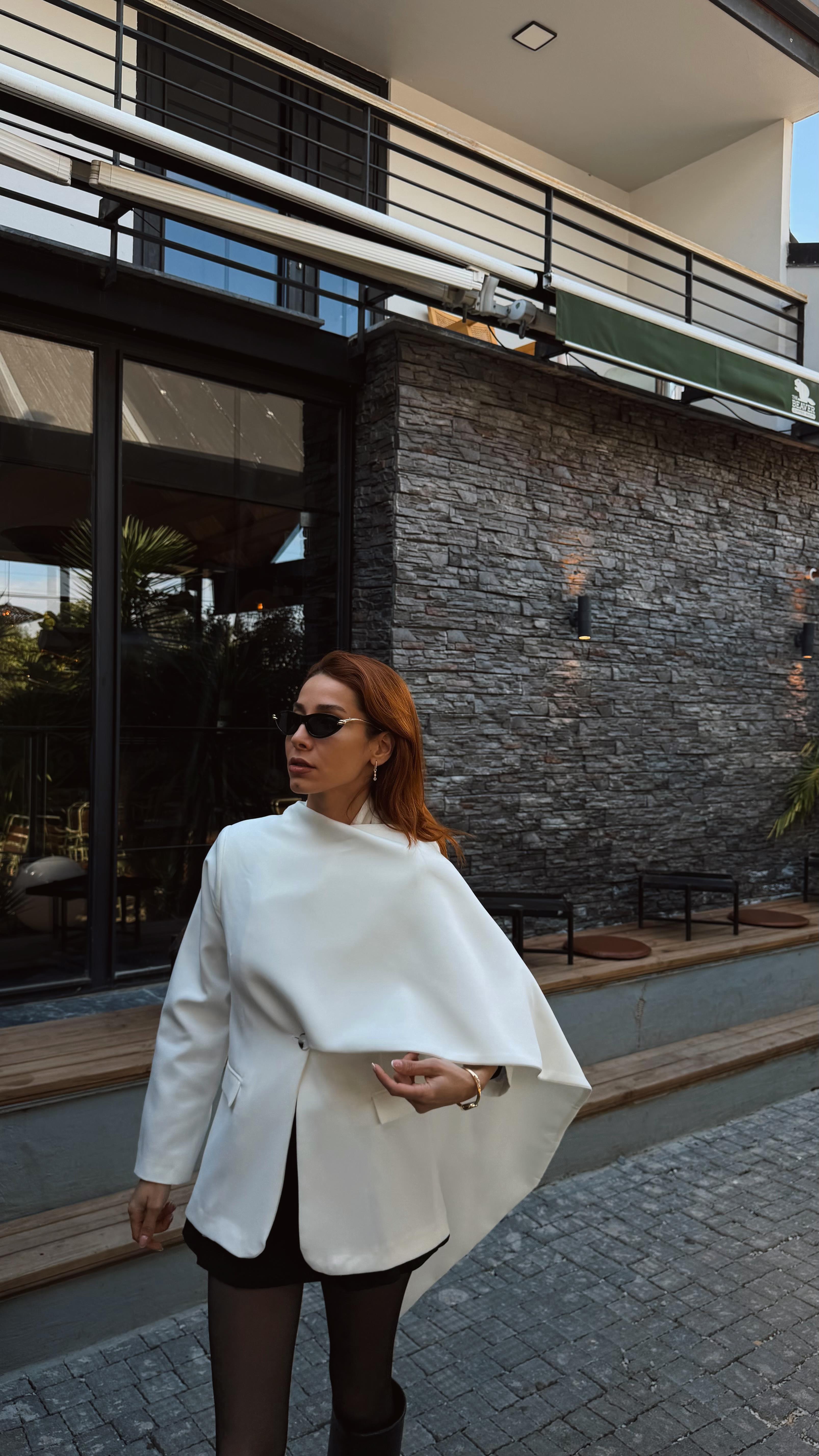 Pelerin Detaylı Blazer Beyaz