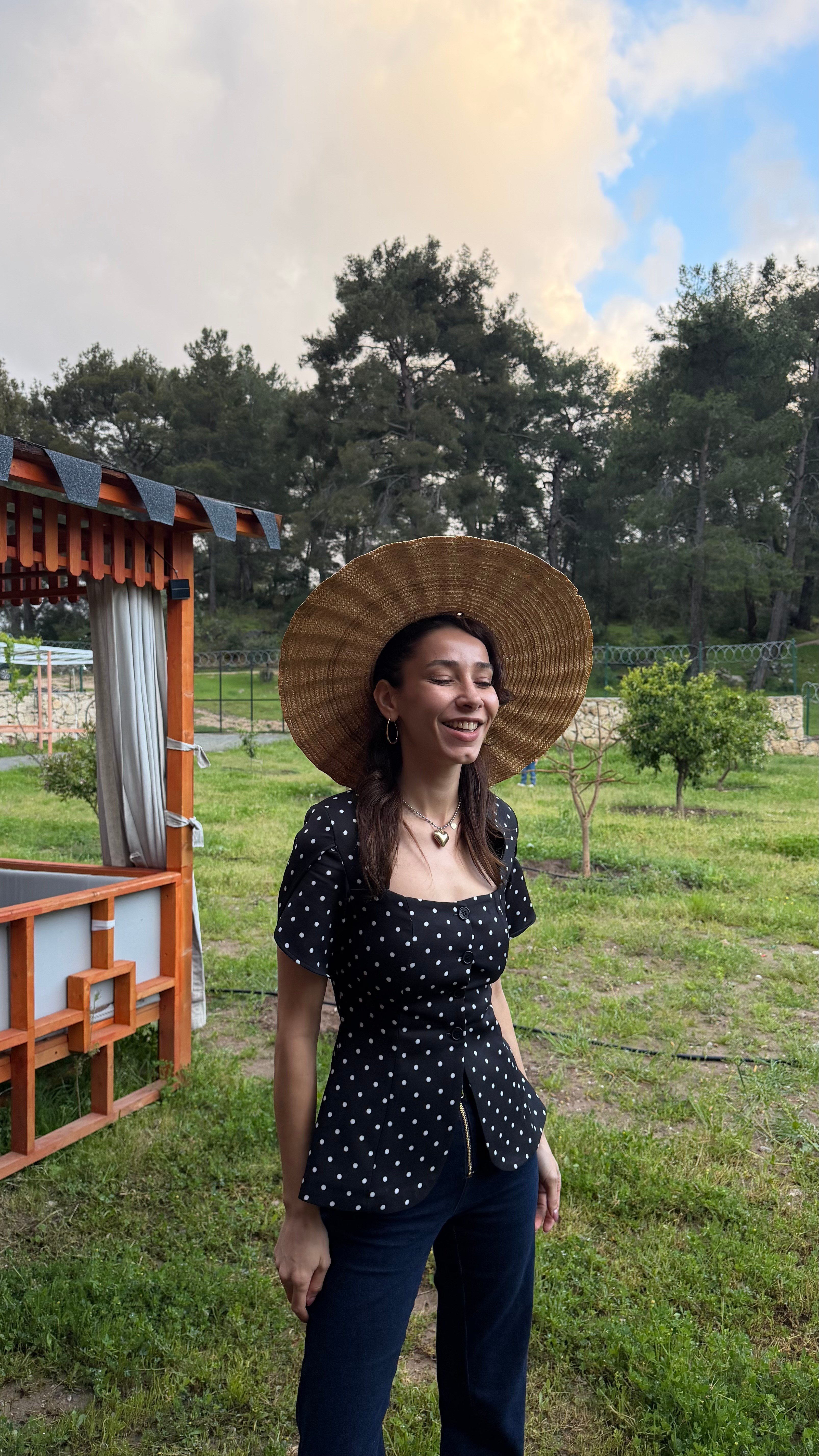 SİYAH PUANTİYELİ VATKALI KARE YAKA BLUZ